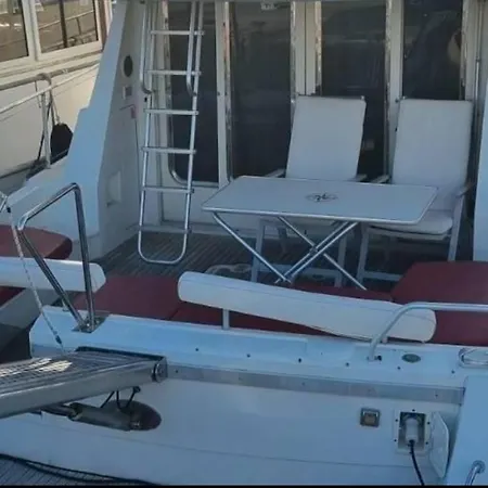 Barco Hotel en barco *