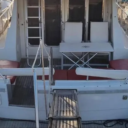 Barco Hotel en barco